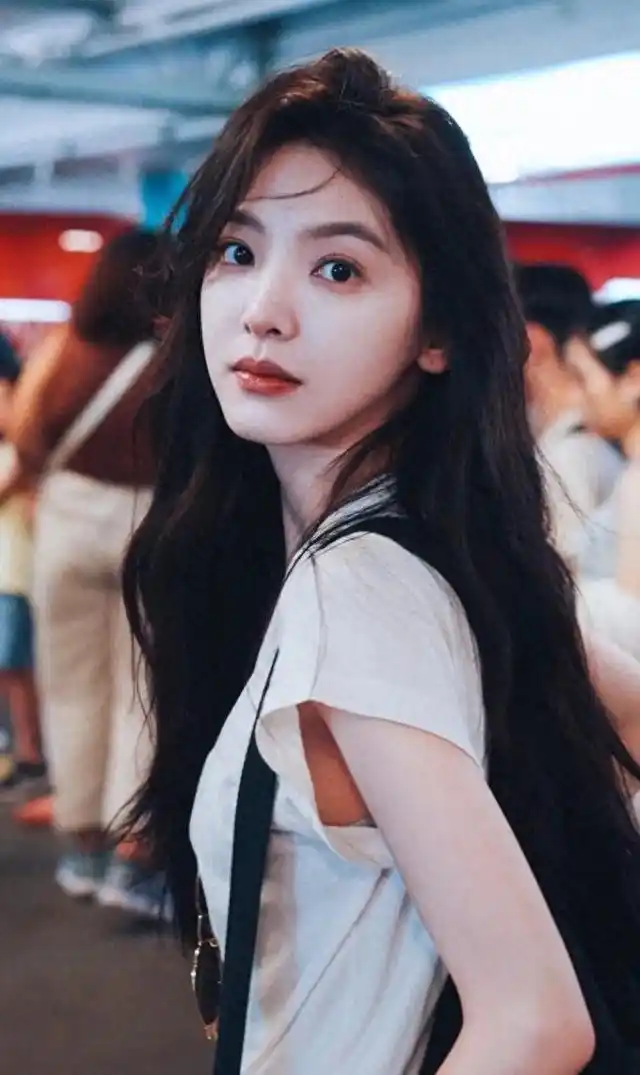 出生于1996年11月14日浙江温州，毕业于杭州电子科技大学，是中国内地女演员