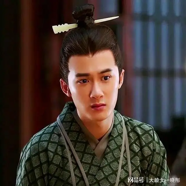 娱乐圈里明星的黑料,_娱乐圈檀健次负面新闻 舆论操控资源争夺 明星危机应对策略